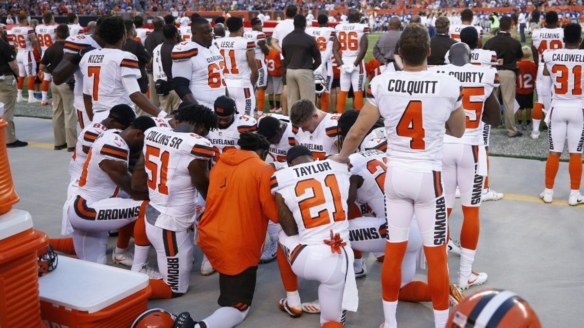Spieler der Cleveland Browns knieten bei der US-Hymne
