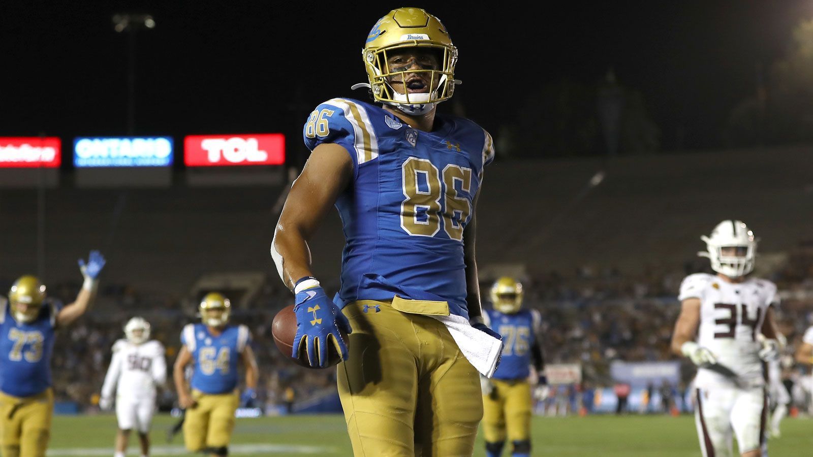 
                <strong>Devin Asiasi</strong><br>
                Damit kommen wir zu den Tight Ends, mit denen Newton nach Möglichkeit ebenso viel Freude haben sollte wie Brady, der die großen Jungs oft suchte. Asiasi kommt von den UCLA Bruins und wurde von Belichick in der dritten Draft-Runde ausgewählt. Er hat Wurzeln in Samoa und Tonga. Nachdem Asiasi unter Head Coach Jim Harbaugh bei den Michigan Wolverines nicht wie gewünscht zum Zug kam, probierte er es in Los Angeles, musste aber die Saison 2017 wegen dieses Wechsels aussetzen. In zwei Jahren für die Bruins verzeichnete er 50 Receptions für 771 Yards samt fünf Touchdowns.
              