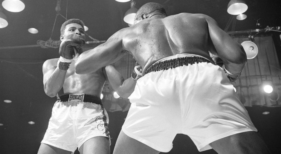 
                <strong>Cassius Clay - Sonny Liston</strong><br>
                Ali prophezeite: "Sonny Liston is great, but he'll fall in eight." Liston schaffte nur sechs Runden und blieb dann, zermürbt von einem pfeilschnellen, technisch brillanten Gegner, in seiner Ecke sitzen. Dennoch war es für Ali eng geworden. In der Pause zwischen der vierten und fünften Runde klagte er über Sehprobleme und fordert seinen Trainer schon zum Kampfende auf: "Schneid mir die Handschuhe auf." Doch Angelo Dundee stieß ihn kurz vor dem Abbruch in den Ring zurück und rettete Ali so vermutlich die Karriere.
              