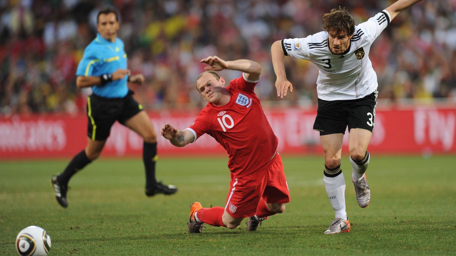 
                <strong>WM-Endrunde 2010: Deutschland - England 4:1 (2:1)</strong><br>
                Ein denkwürdiges Duell lieferten sich die beiden Erzrivalen in Bloemfontein im Achtelfinale der WM 2010. Miroslav Klose (20.) und Lukas Podolski (32.) brachten die deutsche Elf 2:0 in Führung. Matthew Upson (37.) sorgte für das Anschlusstor ...
              