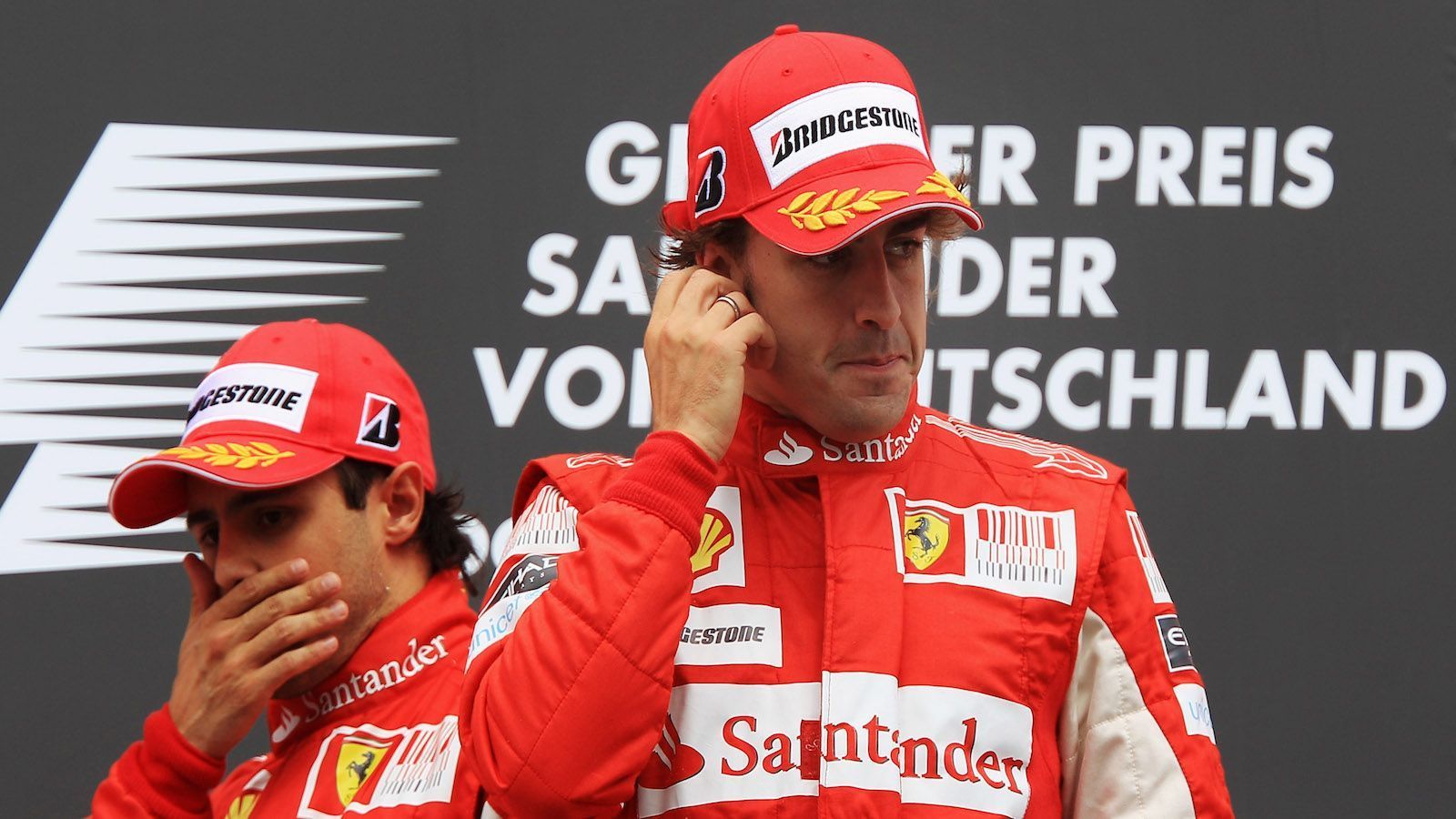 
                <strong>2010, Hockenheim: Ferraris Stallorder</strong><br>
                Ein heißer Tag auf dem Hockenheim-Ring. Ferrari dominiert das Rennen, aber in den Augen der Teamchefs führt der falsche Fahrer. Felipe Massa liegt vor Fernando Alonso, als der Kommandostand einen Funkspruch absendet: "Felipe, Fernando ist schneller als du." Im Klartext: Felipe, schleich dich! Massa befolgt die Ansage, Alonso geht vorbei. Die Folge: 100.000 Euro Geldstrafe für die Scuderia.
              