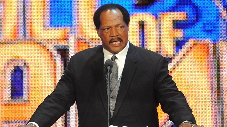 <strong>Ron Simmons</strong><br>
                Im Jahr 1981 wurde Ron Simmons von den Cleveland Browns in der sechsten Runde des Drafts ausgewählt. Nach zwei Jahren in der NFL startete Simmons jedoch lieber seine Wrestling-Karriere. Er wurde der erste schwarze Heavyweight-Champion und war über Jahre hinweg derart erfolgreich, dass er 2012 in die Wrestling Hall of Fame aufgenommen wurde.
