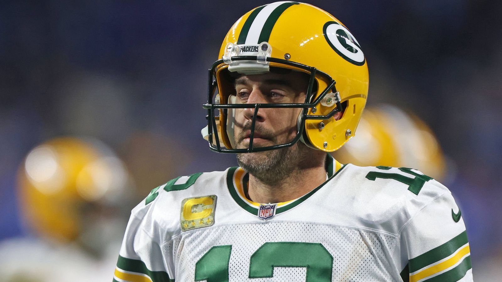 
                <strong>Verlierer: Aaron Rodgers (Green Bay Packers)</strong><br>
                Ganz anders Aaron Rodgers. Der Mann von den Green Bay Packers machte beim fragwürdigen 9:15 bei den Detroit Lions eins seiner schlechtesten Spiele als Profi. Bei allen drei Interceptions musste man sich als Packers-Fan am Kopf kratzen vor Verwunderung. Besonders bei der zweiten Interception auf Aidan Hutchinson visierte der 38-Jährige seinen Left Tackle David Bakhtiari an - und unterwarf ihn um mehrere Meter. Es liegt bei den Packers beim besten Willen nicht nur an Rodgers, aber so wie er den Ruhm für die vergangenen beiden Saisons eingeheimst hat, so holt er sich für die aktuelle Spielzeit die Kritik ab.
              