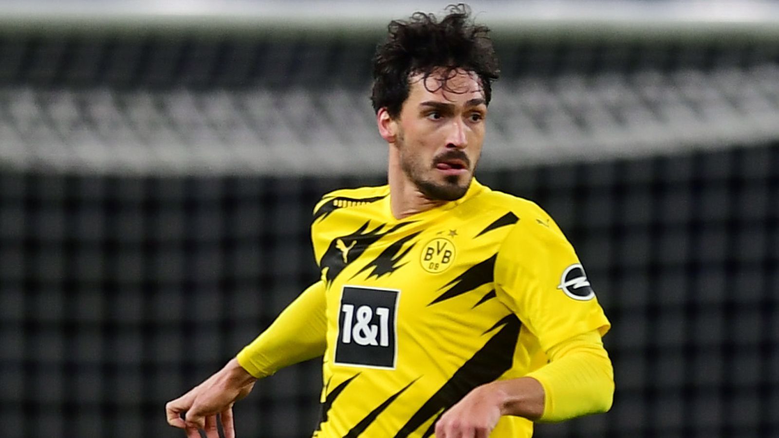 
                <strong>Mats Hummels</strong><br>
                Der Innenverteidiger hat in der ersten Halbzeit das Spiel im Griff. Sein Ballgewinn im Mittelfeld führt über mehrere Stationen zum 2:0. In der 53. Minute leistet er sich einen Ballverlust und provoziert dadurch eine gute Chance der Schalker. Überhaupt hat er in dieser Phase des Spiels leichte Schwierigkeiten, überwindet dies aber, da die Schalker nach dem 3:0 ihre Bemühungen einstellen. ran-Note: 3
              