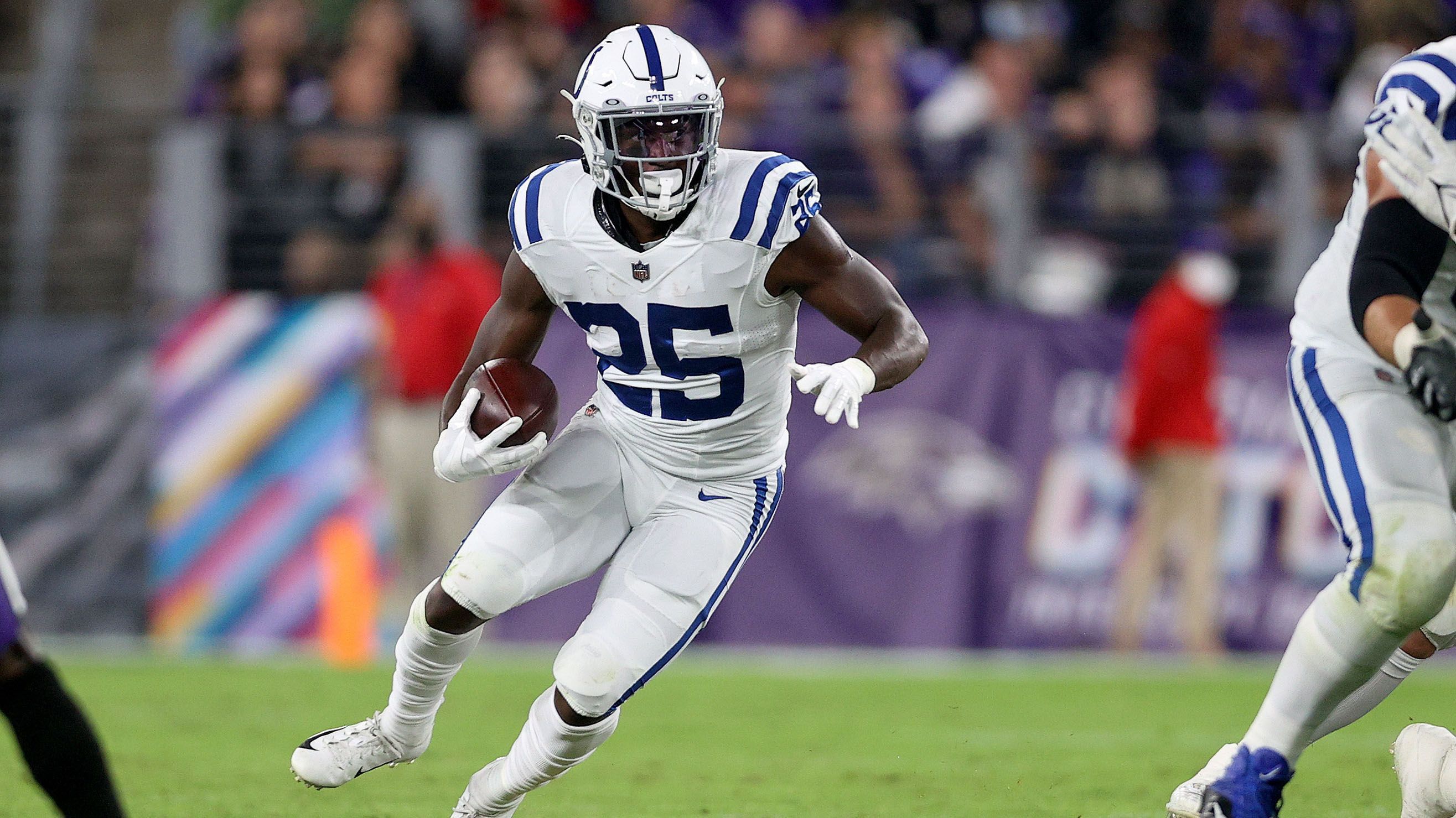 
                <strong>Marlon Mack (Indianapolis Colts)</strong><br>
                Running Back Marlon Mack darf in Absprache mit den Indianapolis Colts schon seit längerer Zeit aktiv einen Trade-Partner suchen, da Jonathan Taylor im Backfield des Teams gesetzt ist. Mack hat sich von seinem Achillessehnenriss aus dem Vorjahr vollständig erholt und kommt in dieser Saison auf 3,6 Yards pro Laufversuch. Der Running Back verdient 2021 nur eine Million Dollar, ein Trade wäre für mögliche Interessenten finanziell problemlos stemmbar. Die Baltimore Ravens werden aufgrund ihrer vielen Verletzungen auf der Position als Kandidat gehandelt.
              