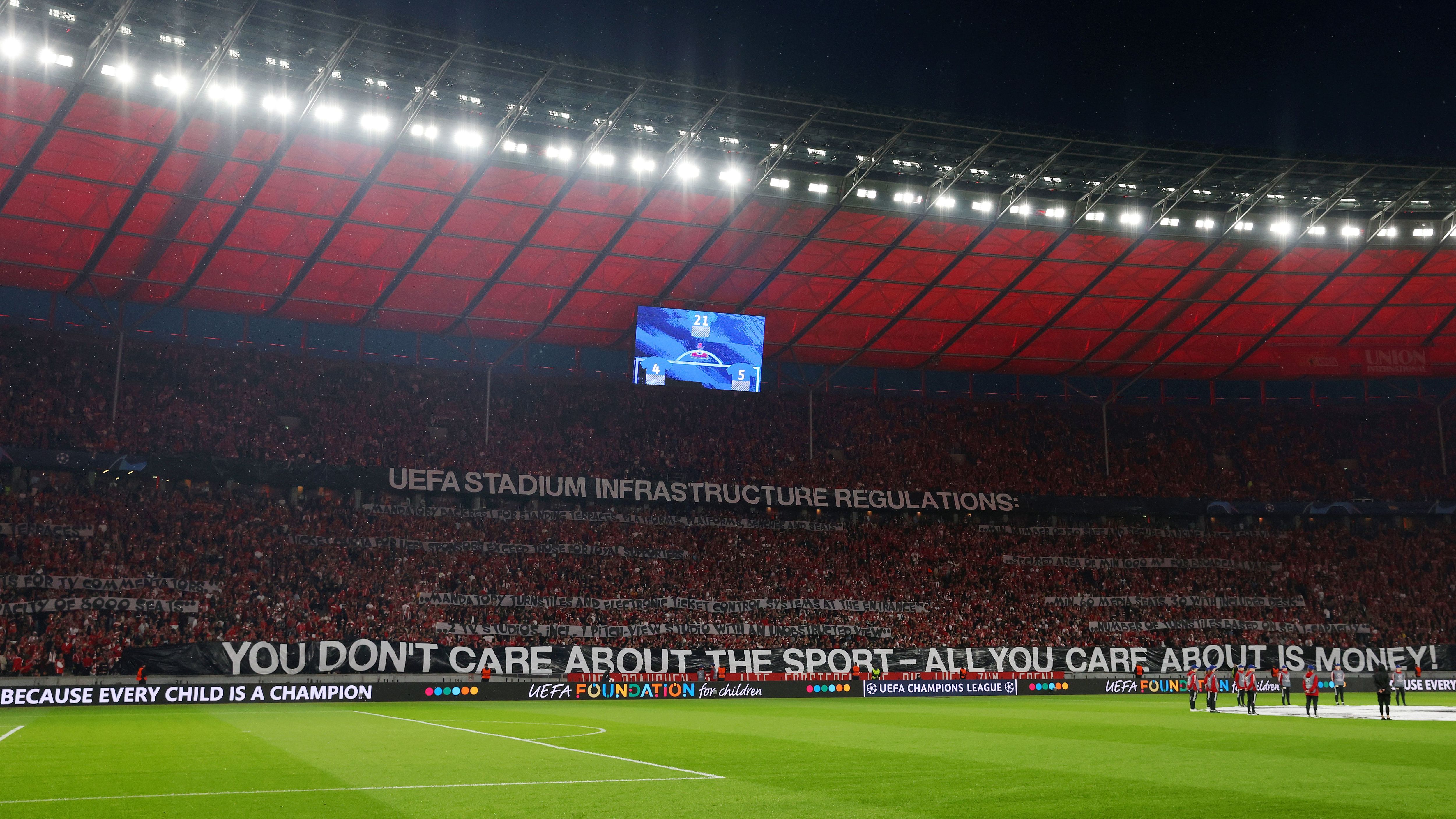 <strong>Deutliche Kritik an der UEFA</strong><br>Dass die organisierte Fanszene mit dem Umzug ins Olympiastadion nicht einverstanden ist, machte sie mit zwei gewaltigen Bannern vor Anpfiff des Spiels deutlich. Der Vorwurf: Der UEFA gehe es nicht um den Sport, sondern nur um das Geld.