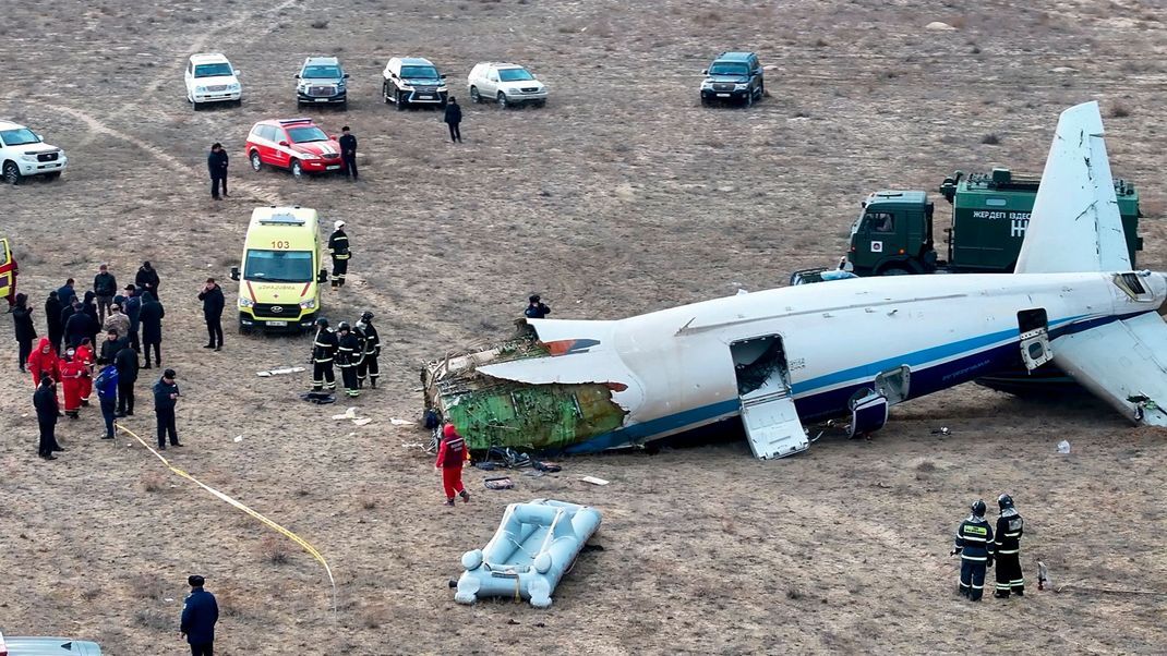 Das Wrack des abgestürzten Embraer 190 der Azerbaijan Airlines. 