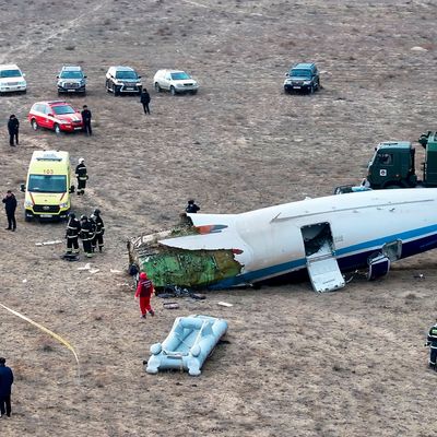 Flugzeug in Kasachstan abgestürzt: Bislang 29 Überlebende