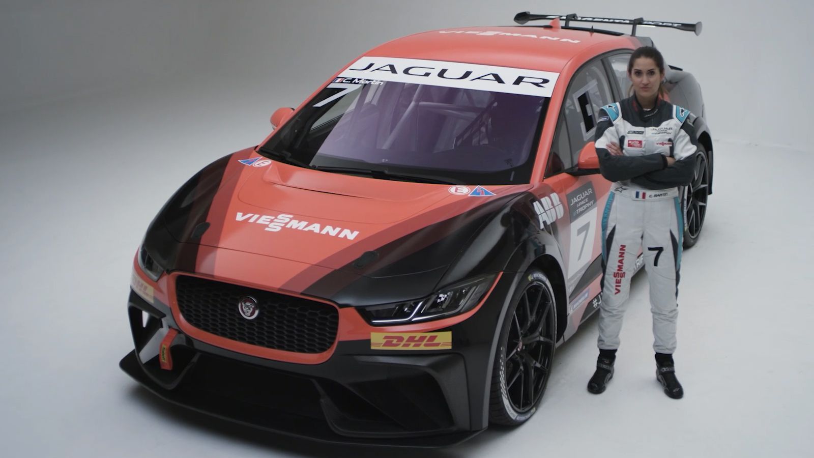 
                <strong>I-PACE eTrophy: Das ist das Auto des Team Germany</strong><br>
                Bedeutet zum Beispiel: Das Chassis wurde angepasst, denn der Automobil-Weltverband FIA schreibt aus Sicherheitsgründen einen Überrollkäfig vor. 4,85 Meter lang ist der Bolide, dazu 2,145 Meter breit.
              