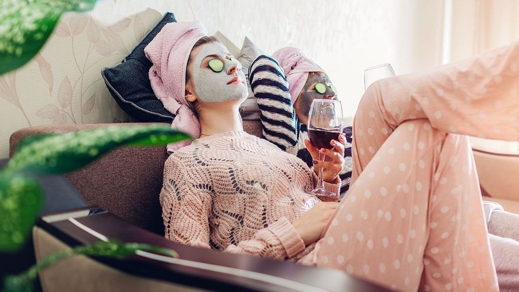 Pure Entspannung – mit einer Quark-Gurken-Maske! Was du dafür benötigst? Quark und Gurke … und einen gemütlichen Platz zum Entspannen während deiner Gesichtsmasken-Pflegeeinheit. 