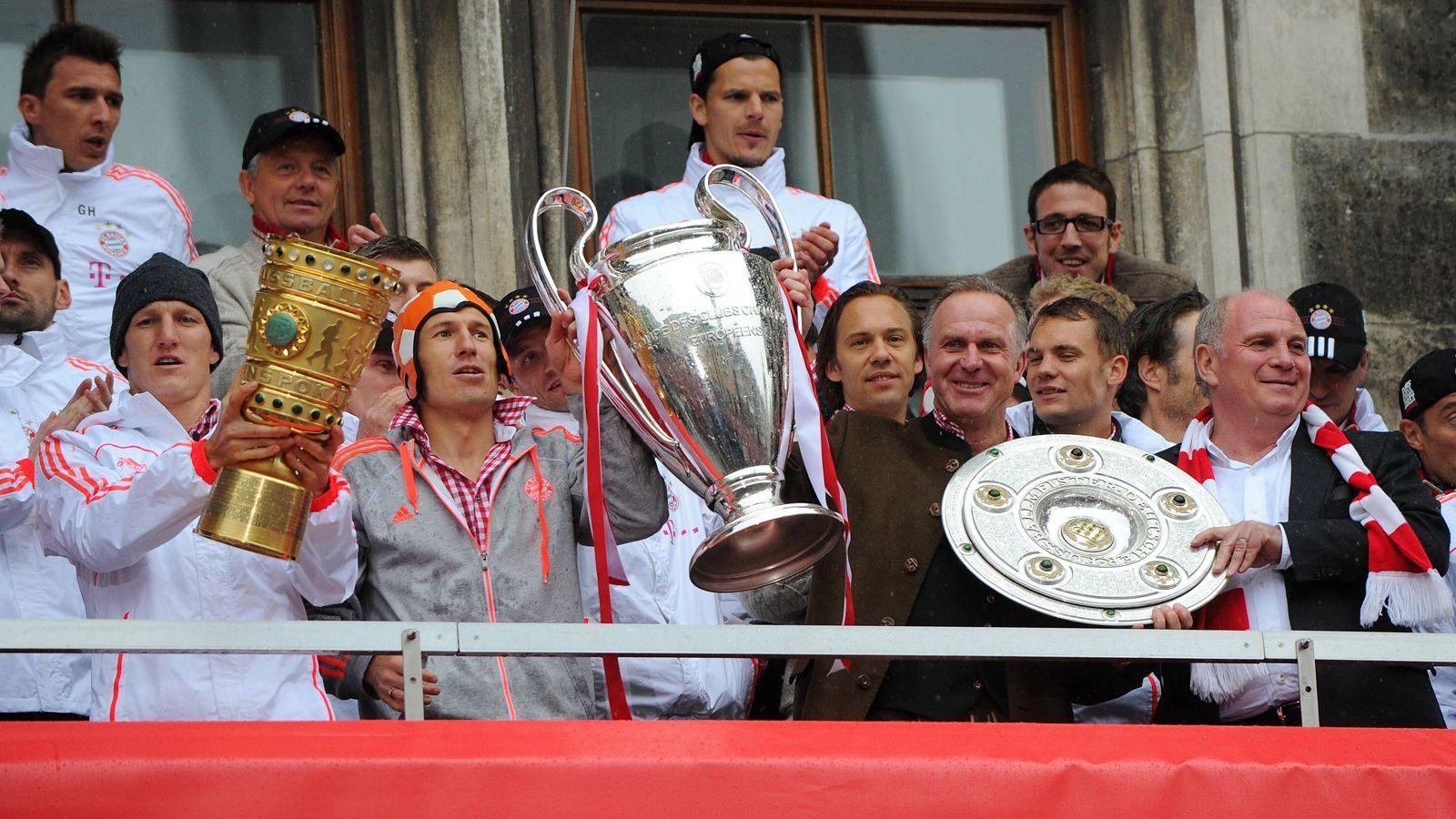 <strong>Robbens Titelsammlung </strong><br>
                Die Titelsammlung des Niederländers in München kann sich sehen lassen. Neben dem Gewinn der Champions League wurde Robben unter anderem&nbsp;achtmal&nbsp;deutscher Meister, fünfmal&nbsp;DFB-Pokalsieger, und je einmal europäischer Supercup- und Weltpokalsieger. Zudem bestritt er&nbsp;bisher 309 Pflichtspiele für den FC Bayern, erzielte dabei 144 Tore und gab 101 Vorlagen.