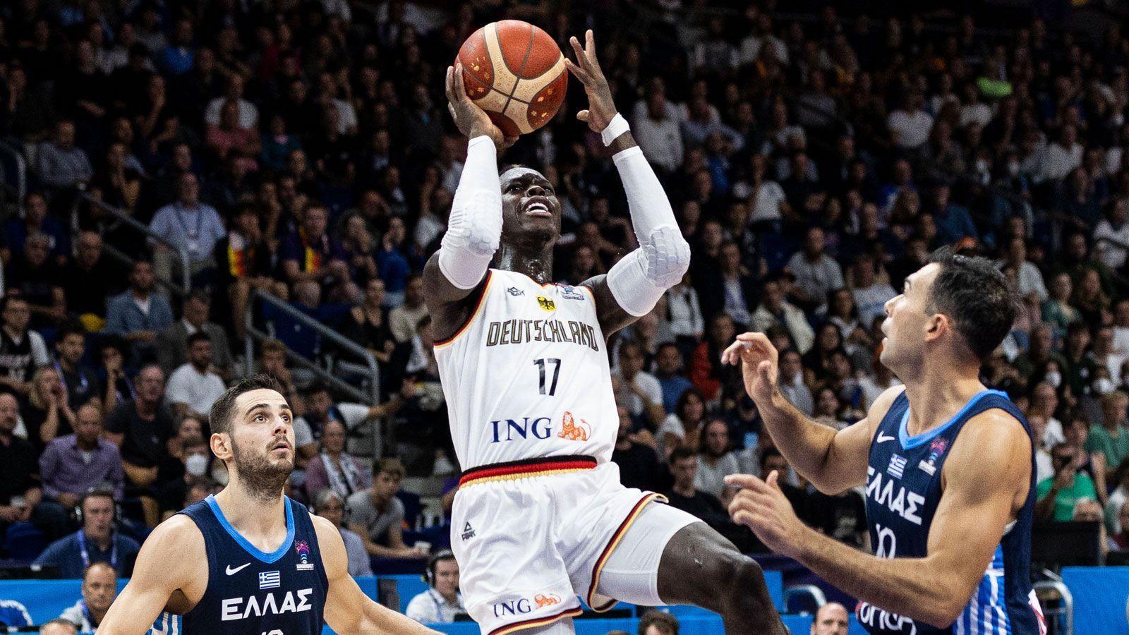 
                <strong>Dennis Schröder (Free Agent)</strong><br>
                Unbestritten ist Kapitän Dennis Schröder der Fixpunkt im deutschen Team und Deutschlands wohl bester Basketballer seit Dirk Nowitzki. Wichtig: Schröder bewies bislang in den meisten Fällen bei dieser Europameisterschaft, dass er sein Team führen kann. Überdreht er nicht und trifft kluge Entscheidungen, kann der NBA-Profi – aktuell vereinslos – das deutsche Team auch noch ins Endspiel und damit mindestens zu einer Silbermedaille führen. Für den stets selbstbewussten Braunschweiger wäre eine Medaille sicherlich nicht wie für die meisten Experten eine Überraschung. Bereits vor dem ersten Gruppenspiel gegen Frankreich sagte Schröder, dass nach der emotionalen Trikot-Zeremonie für Dirk Nowitzki nur noch die EM gelte. "Danach haben wir einen Job zu erledigen. Unsere Identität und unser Zusammenhalt sind unsere Stärke." Das bewies das DBB-Team schon jetzt auf eindrucksvolle Weise. 
              