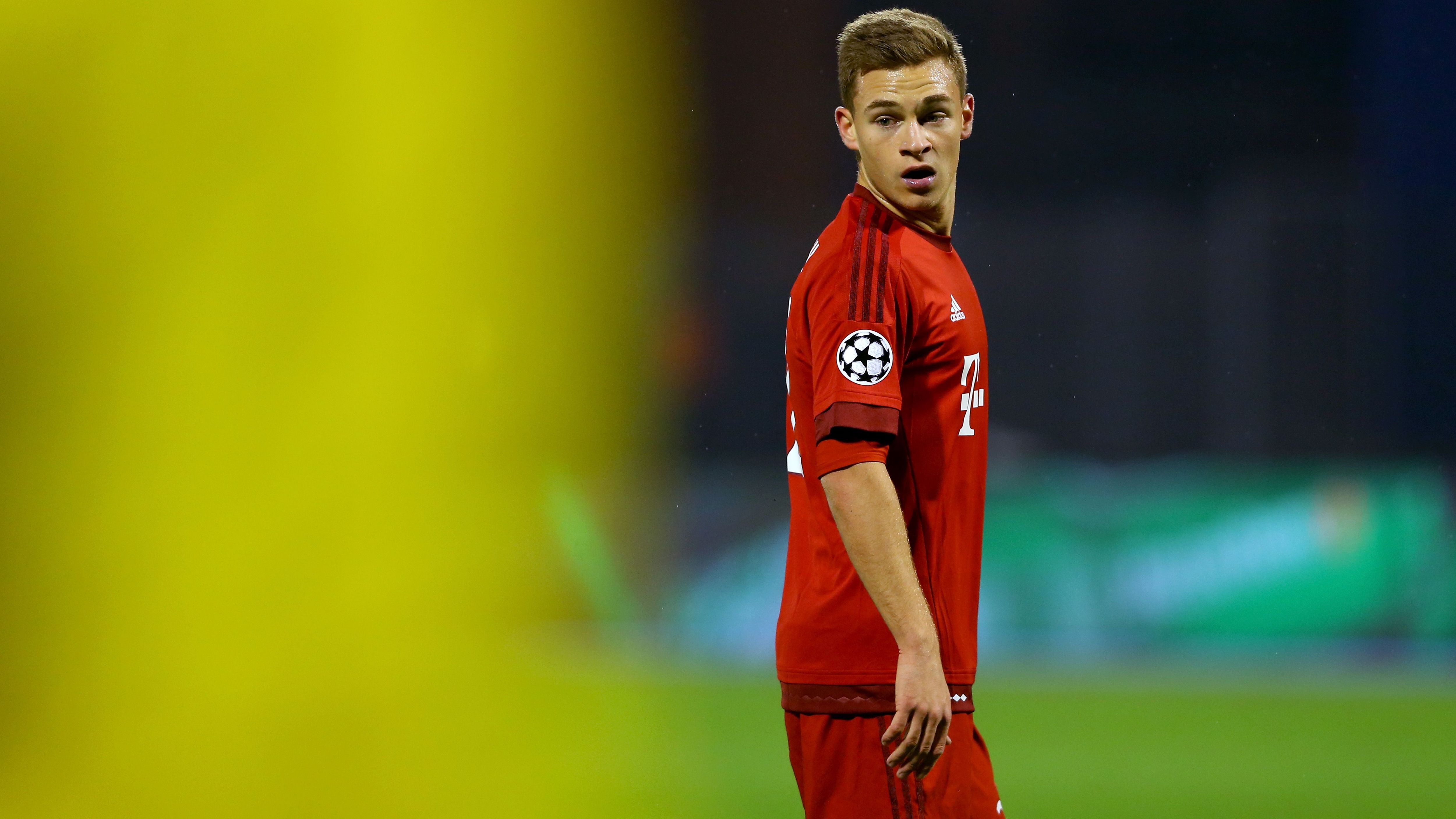 <strong>Erstmals auch Innenverteidiger</strong><br>Guardiola war es dann auch, der Kimmich erstmals dauerhaft als Innenverteidiger einsetzte. Fast die gesamte Rückrunde der Saison 2015/16 lief Kimmich im Abwehrzentrum auf, so auch bei seinem Länderspieldebüt im Mai 2016 gegen die Slowakei, das aber mit 1:3 verloren wurde.