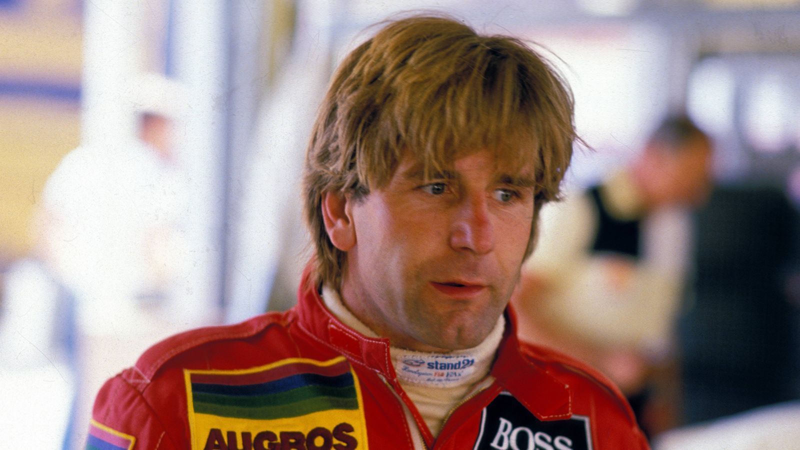 
                <strong>Manfred und Markus Winkelhock</strong><br>
                Manfred fuhr zwischen 1982 und 1985 insgesamt 47 Rennen in der Formel 1, hatte in einem ATS, Brabham oder RAM sportlich aber wenige Aussichten auf Erfolg. 1982 bescherte ihm ein fünfter Platz beim Rennen in Brasilien seine einzigen beiden WM-Punkte. Er kam 1985 bei einem Sportwagen-Rennen ums Leben, er war mit 230 km/h gegen eine Betonmauer gefahren und erlag seinen schweren Kopfverletzungen.
              