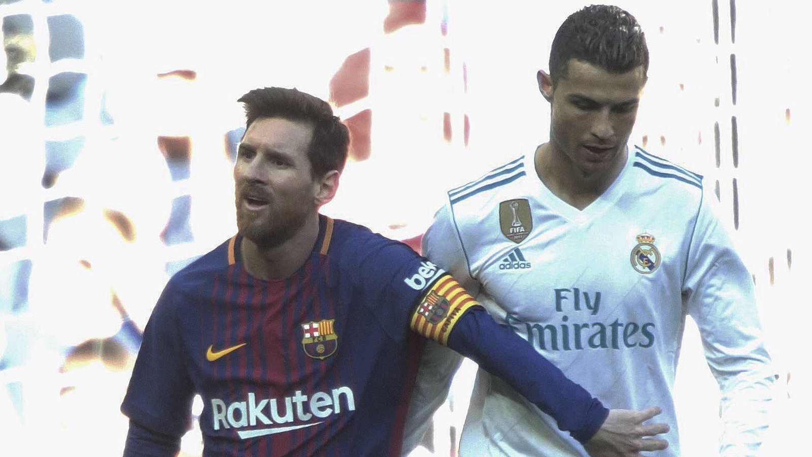 
                <strong>Lionel Messi (FC Barcelona)</strong><br>
                Cristiano Ronaldo und Lionel Messi in einem Team? Beinahe wäre es 2013 wohl dazu bekommen. Das berichtet das Enthüllungsportal "Football Leaks". Demnach soll Real Madrid im Juni 2013 bereit gewesen sein, die Rekordablösesumme von 250 Millionen Euro (damalige Ausstiegsklausel in Messis Vertrag) für den Argentinier zu bezahlen und somit CR7 und Messi einem Team zu vereinen. Den "Football Leaks"-Dokumenten zufolge wollten die Madrilenen Messi mit einem Netto-Jahresgehalt von 23 Millionen Euro in Spaniens Hauptstadt locken. Es soll sogar ein Treffen zwischen Messi und Real-Boss Florentino Perez gegeben haben - stilecht in einem Privatjet! Die Madrilenen kommentierten die Gerüchte um eine angebliche Messi-Verpflichtung im Jahr 2013 als "völlig falsch".
              