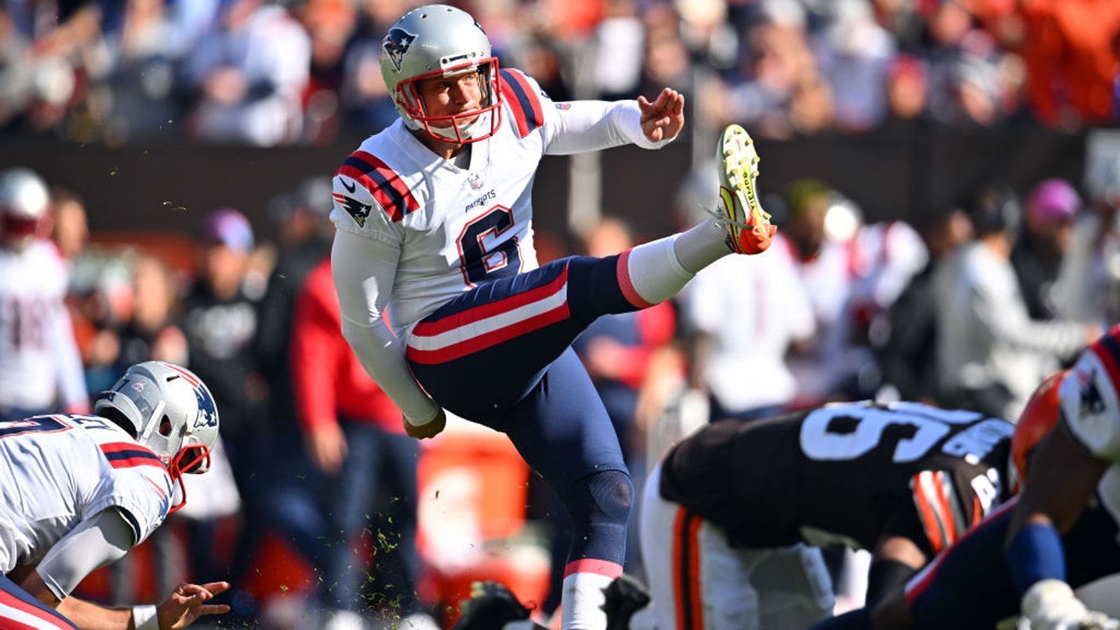 
                <strong>Week 6: Nick Folk (New England Patriots)</strong><br>
                Nick Folk traf verlässlicher als jeder andere Kicker. Der Schuss-Spezialist der New England Patriots verwandelte 64 Field Goals in Folge aus einer Distanz von unter 50 Yards. Seine Erfolgsserie endete erst im Spiel gegen die Cleveland Browns, als er einen Versuch aus 45 Yards vergab.
              