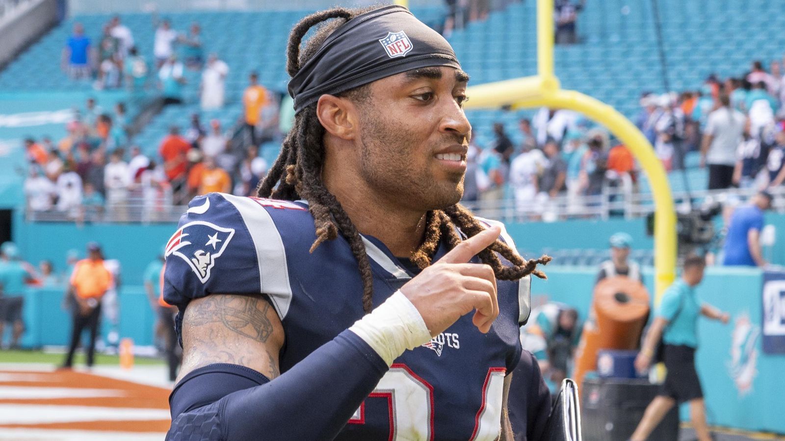 
                <strong>Stephon Gilmore</strong><br>
                Wenn es jemanden gibt, der McCourty noch übertrumpft, dann ist es Gilmore. Der 29-Jährige führt eine dominante Secondary an, die in Week 6 gegen die Giants den ersten Passing Touchdown zuließ. Gilmore hat die Fähigkeiten, auf die verschiedenen Anforderungen seines Coaches zu reagieren. Er kann sich mit körperlich starken Gegenspielern auseinandersetzen und ist dazu schnell genug, um es mit flinken Receivern aufzunehmen. Ein kompletter Cornerback, der im Zusammenspiel mit seinen anderen Teamkollegen in der Secondary ein im Moment kaum überwindbares Monstrum bildet.
              