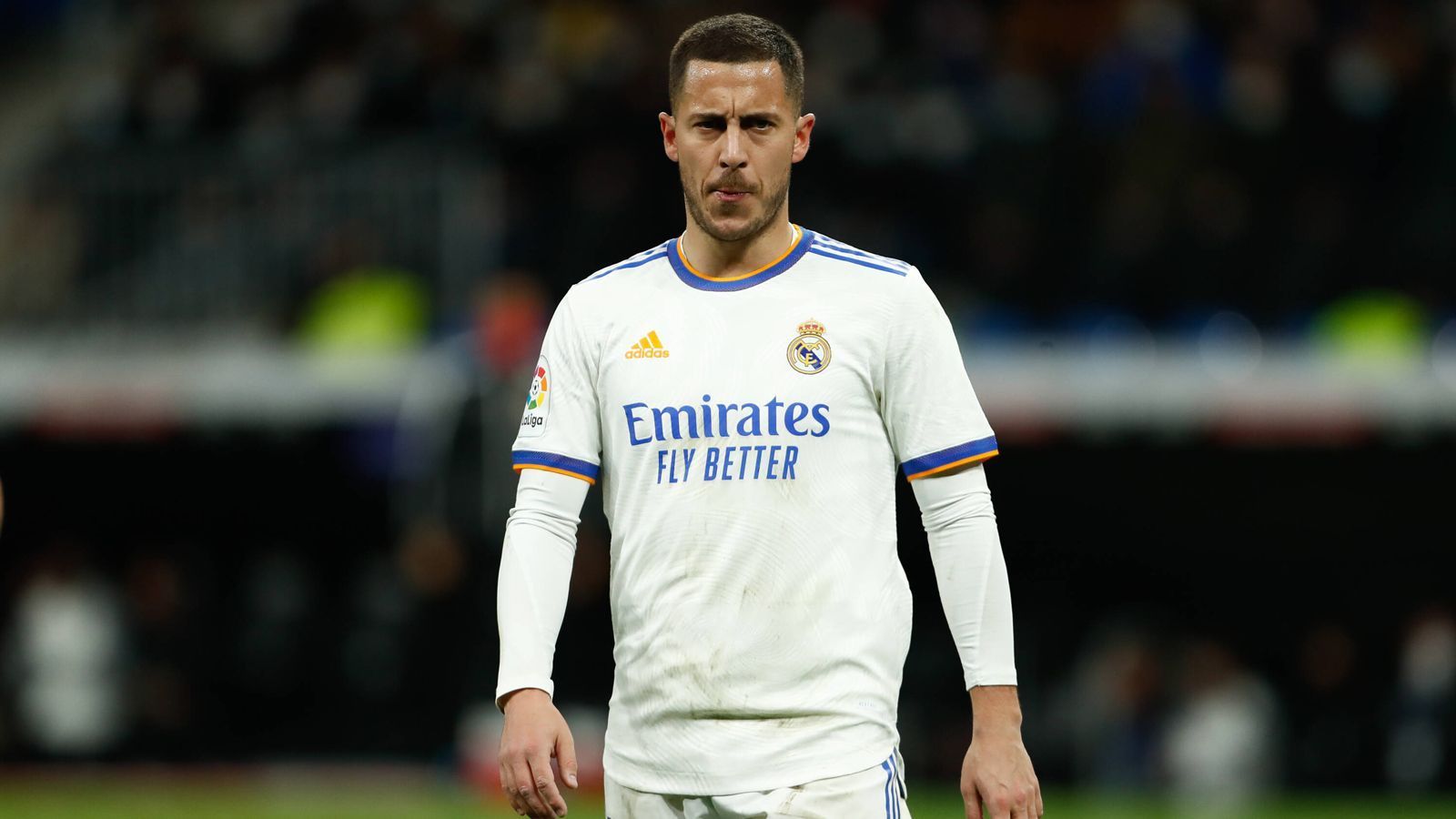 
                <strong>Eden Hazard</strong><br>
                Eden Hazard dürfte wohl in die Geschichte der größten Flop-Transfers aller Zeiten eingehen. Nicht ansatzweise konnte der Belgier bei den Königlichen an die Leistungen anknüpfen, die er bei Chelsea zeigte. 115 Millionen Euro war der Flügelspieler 2019 Madrid wert, als er von der Insel in die spanische Hauptstadt wechselte. Doch auch viele Verletzungen warfen den 31-Jährigen immer wieder zurück - die Zeit Hazards bei Real scheint sich dem Ende zu neigen. Ein Neuanfang bei einem anderen Klub wäre die beste Option für alle Beteiligten. Hazards Marktwert beträgt zurzeit lediglich 16 Millionen Euro, sein Vertrag läuft 2024 aus.
              
