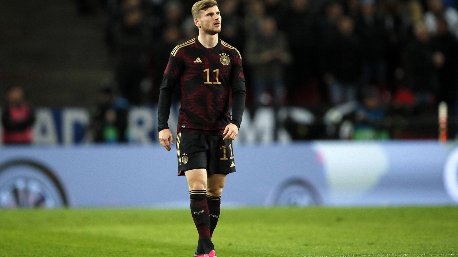 
                <strong>Timo Werner (RB Leipzig)</strong><br>
                Hat seinen ersten (harmlosen) Abschluss nach exakt 40 Minuten. Ansonsten viel unterwegs. Als er dann ein Tor erzielt, steht der Leipziger zuvor deutlich im Abseits. Auch in Sachen Laufwegen nicht so wirkungsvoll, wie ihn Bundestrainer Flick noch gegen Peru sah. ran-Note: 4
              
