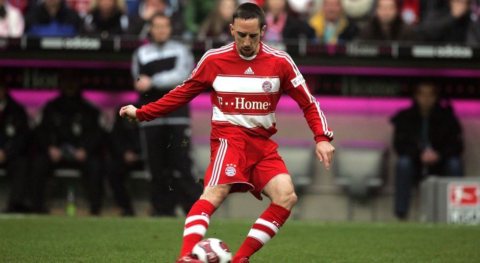 
                <strong>2007 - Franck Ribery zum FC Bayern München (25 Mio.)</strong><br>
                Riberys Wechsel von Olympique Marseille zum FC Bayern ist für viele der beste Bundesliga-Transfer des Jahrtausends. Seine Erfolge beim FC Bayern: sieben Meistertitel, fünf Pokalsiege und ein Champions-League-Titel. 2013 wurde er außerdem zu Europas Fußballer des Jahres gewählt. Mittlerweile hat er 316 Spiele für den Rekordmeister absolviert und war dabei an 246 Toren direkt beteiligt.
              