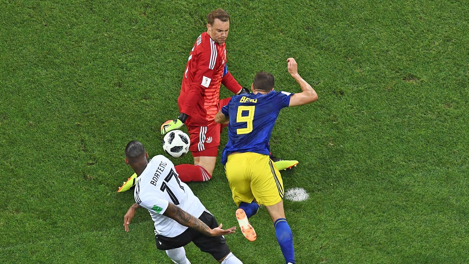 
                <strong>Tor: Manuel Neuer</strong><br>
                Manuel Neuer ist unangefochten. Der Keeper verhindert gemeinsam mit dem Schiedsrichter gegen Schweden Schlimmeres, als Marcus Berg auf ihn zuläuft und trotz eines Fouls von Jerome Boateng noch zum Abschluss kommt.
              