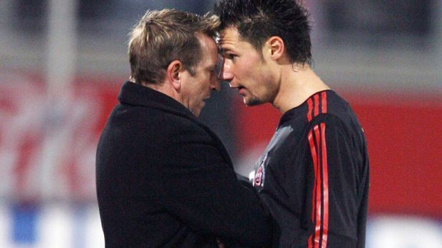 
                <strong>Norbert Meier</strong><br>
                Norbert Meier: Die "Kopfstoß-Affäre" aus dem Jahr 2005 war eine der skurrilsten Szenen der Bundesliga-Geschichte. Der damalige Duisburger Trainer Norbert Meier hatte dem damaligen Kölner Profi Albert Streit zunächst eine Kopfnuss verpasst, sich danach aber selbst auf peinliche Art und Weise auf den Boden fallen lassen. Meier wurde nach der Aktion vom MSV entlassen und für drei Monate gesperrt.
              