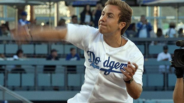 
                <strong>Mario Götze und sein First Pitch</strong><br>
                ... und wirft den Ball mit voller Wucht, allerdings eine Stück weit zu hoch. Seine Qualitäten mit seinem Wurfarm sind also nicht ganz so gut wie mit seinem Fuß. Die Dodgers twittern daraufhin: "Der hätte wahrscheinlich den Pfosten getroffen und wäre von dort aus reingegangen."
              