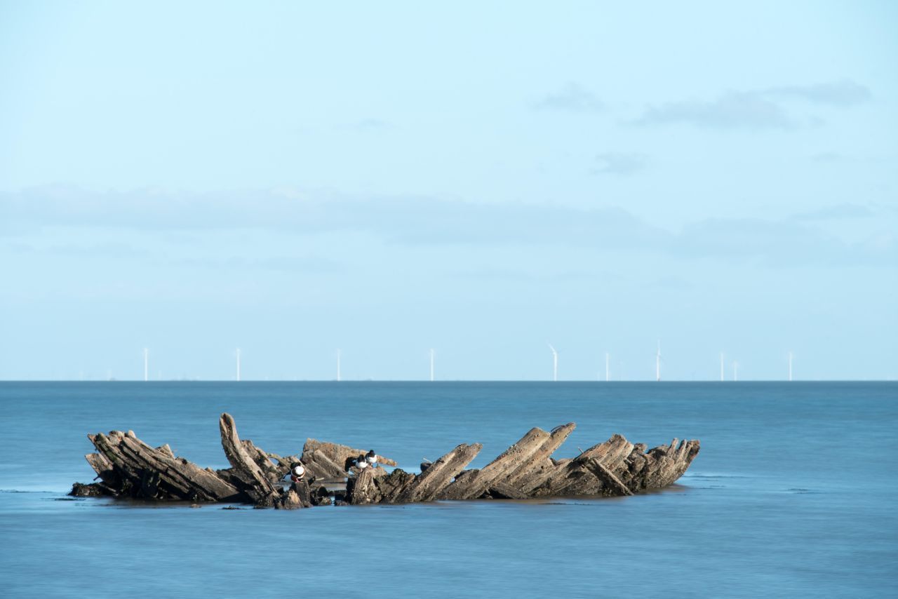 Viel ist nicht mehr übrig von der "Mariann", die nur rund 200 Meter vor der Küste Sylts liegt. In den 60er-Jahren wollten Sylter Künstler:innen ein Café auf dem Schiff aus Schweden eröffnen. Als die Behörden das verboten, wurde die "Mariann" zur Bühne für Partys. 1981 fing sie Feuer und verrottet seitdem im Watt. Die Umstände ihres Untergangs bleiben bis heute ein Rätsel. 