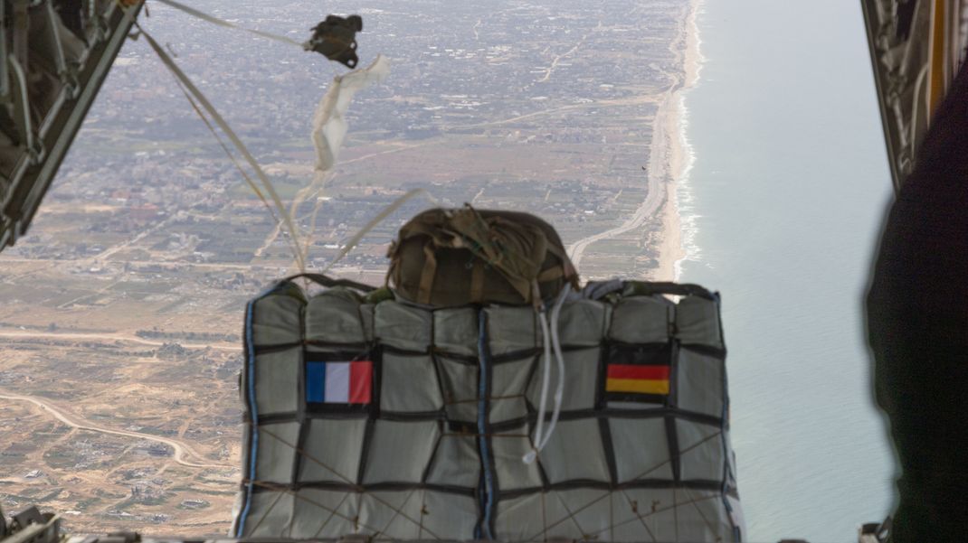 17.03.2024: Ein Transportflugzeug der binationalen Staffel "Rhein" der deutschen Luftwaffe wirft mehr als vier Tonnen Nahrung auf vier Paletten an Fallschirmen über dem Gazastreifen ab. 