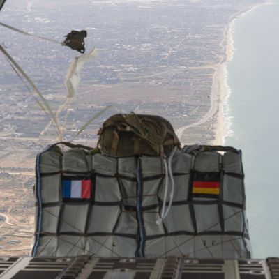 17.03.2024: Ein Transportflugzeug der binationalen Staffel "Rhein" der deutschen Luftwaffe wirft mehr als vier Tonnen Nahrung auf vier Paletten an Fallschirmen über dem Gazastreifen ab. 