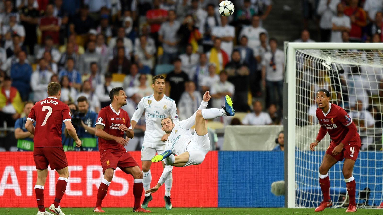 
                <strong>Gareth Bale (Real Madrid)</strong><br>
                Der wieselflinke Waliser kommt nach einer Stunde für Iso in die Partie und benötigt nur drei Minuten, um jeden Fan auf der Fußballwelt zu verzücken. Sein Fallrückzieher auf Marcelo-Flanke wird in jedem – ja wirklich: JEDEM – Rückblick ein Highlight sein. Bei seinem Hammer zum 3:1 benötigt er zwar die Schützenhilfe vom indisponierten Karius. Spätestens damit ist klar: Bale ist der Star des Abends. ran-Note: 1
              