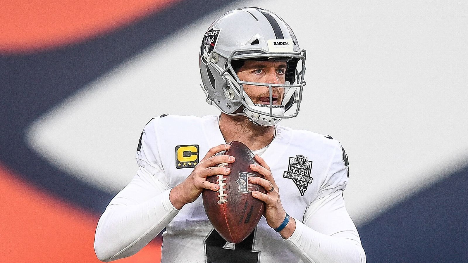 
                <strong>Las Vegas Raiders</strong><br>
                Womit wir beim heißesten Kandidaten wären: Derek Carr. Auch die Raiders galten als heißer Kandidat für eine Verpflichtung von Brady. Der Flirt versandete jedoch, Carr blieb der Starter, außerdem wurde Marcus Mariota verpflichtet. Im Fall der Raiders ließ Brady dann aber Taten folgen: Am siebten Spieltag gewannen die Bucs in Las Vegas 45:20. Brady brachte 33 seiner 45 Würfe zum Mann für 369 Yards und vier Touchdowns, einmal lief er zudem selbst in die Endzone. Die vermeintliche Rache wäre gelungen.
              