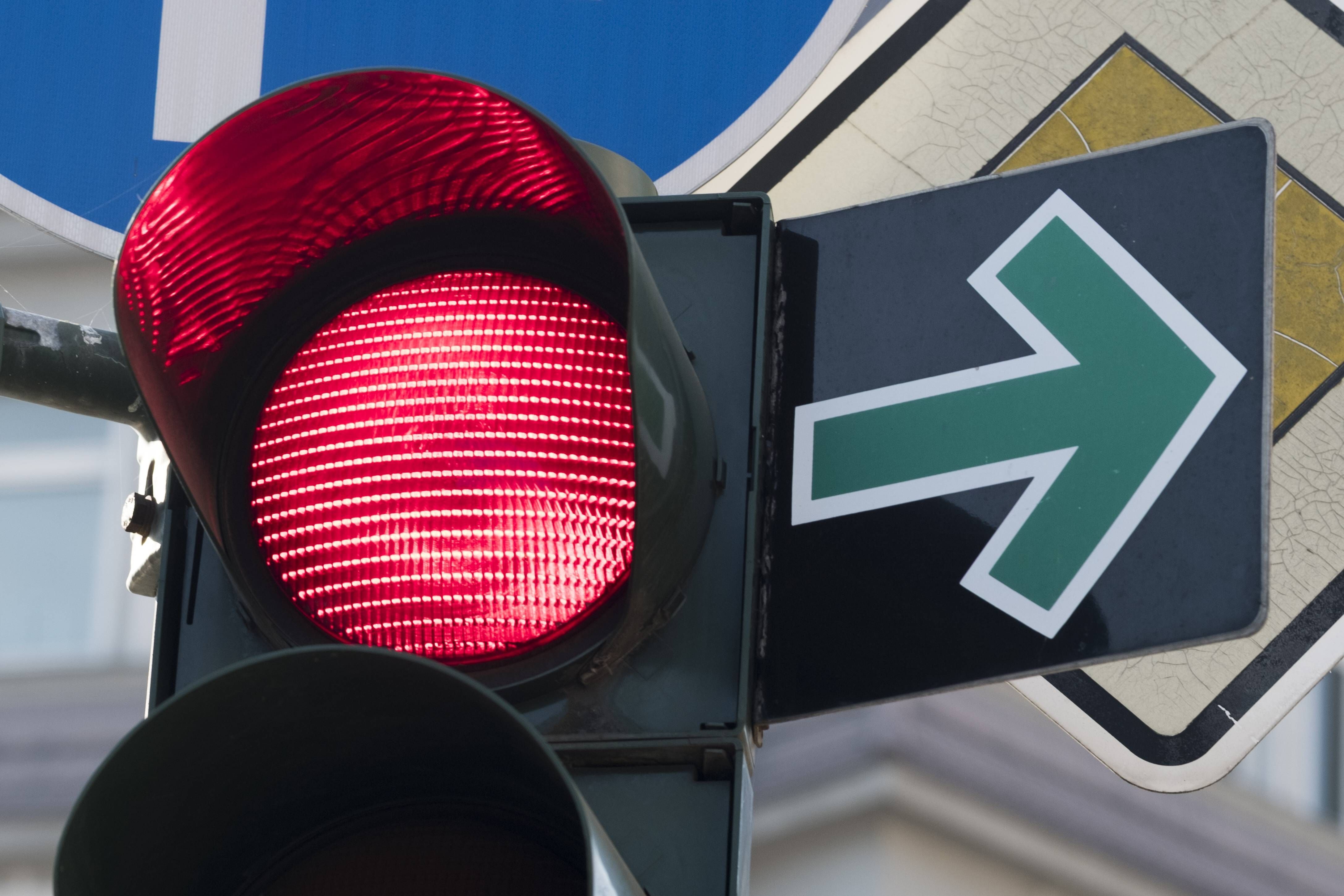 Der Grüne Pfeil erlaubt das Rechtsabbiegen bei roter Ampel. Seit der Wiedervereinigung wurde die DDR-Erfindung deutschlandweit eingesetzt.