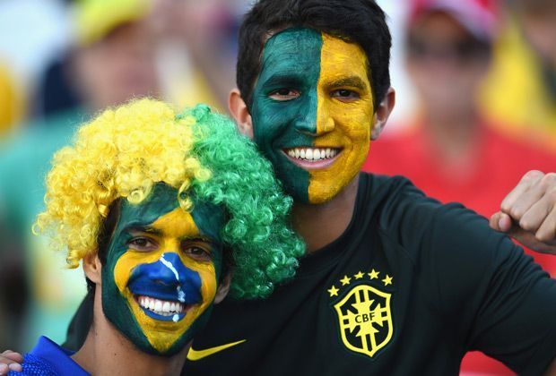 
                <strong>Verrückt, sexy, skurril: Fans in Brasilien</strong><br>
                Bei einem Großereignis wie der WM geben auch die Männer beim Schminken alles.
              