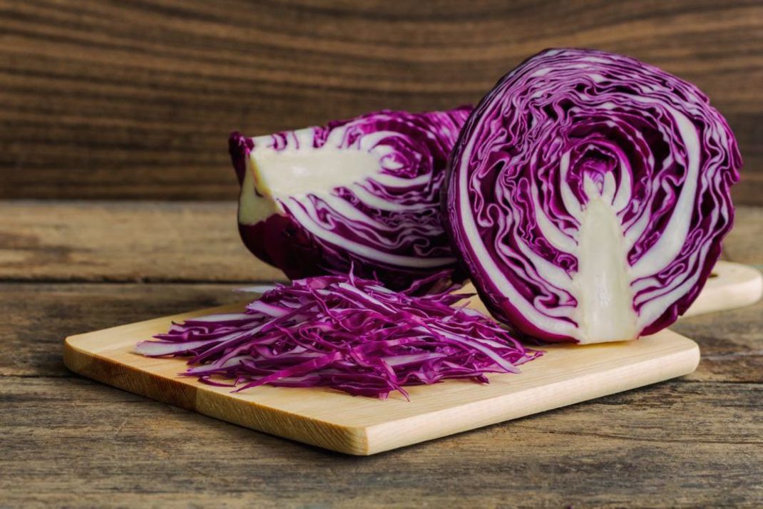 Rotkohl kann durch seinen Farbstoff Cyanidin seine Farbe ändern - je nach Zutat.