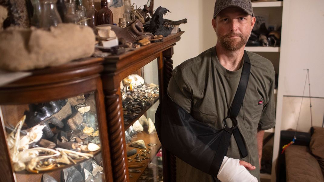Will Georgitis, ein Fossilientaucher, konnte sich aus der Gewalt eines Alligators im Cooper River (US-Bundesstaat South Carolina) retten und verlor dabei beinahe seinen Arm.