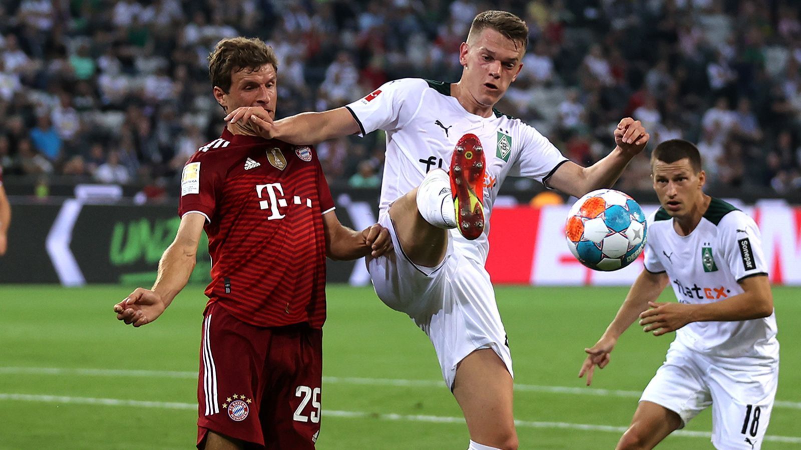 
                <strong>Matthias Ginter (Borussia Mönchengladbach)</strong><br>
                Der Abwehrchef hat spätestens nach einer halben Stunde alle Hände voll zu tun, muss sich in sämtliche Zweikämpfe werfen und Löcher in der Gladbacher Abwehr stopfen, damit die prominent besetzte Bayern-Offensive nicht zuschlägt. In der Borussia-Defensive unverzichtbar. ran-Note: 2
              