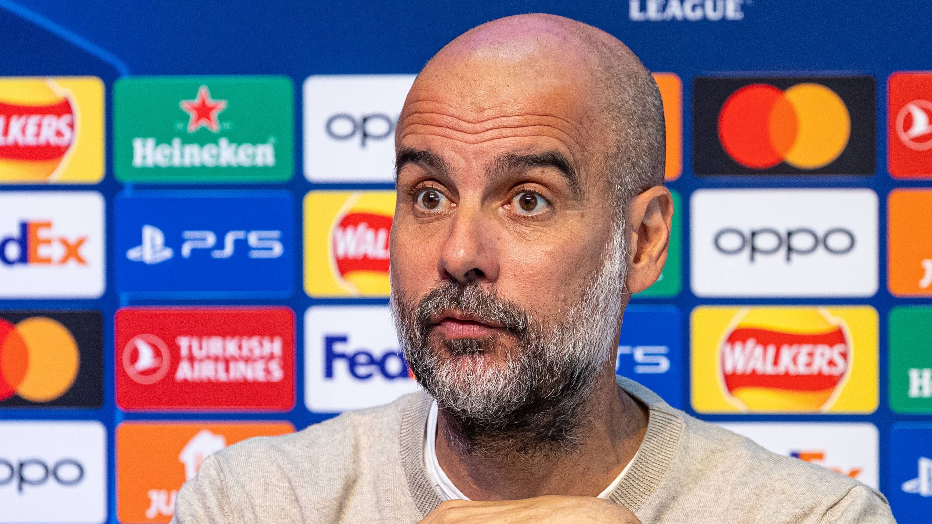 <strong>Manchester City</strong><br>Das Team von Trainer Pep Guardiola hat in der vergangenen Saison das Triple geholt, darunter die Champions League, womit ein Trauma beseitigt wurde. Mit Josko Gvardiol, Jeremy Doku oder Mateo Kovacic wurde das Team nochmals verstärkt. Der Weg zum Titel führt über den Titelverteidiger. Und die Chancen stehen gut, dass der Pott am Ende wieder nach Manchester geht.
