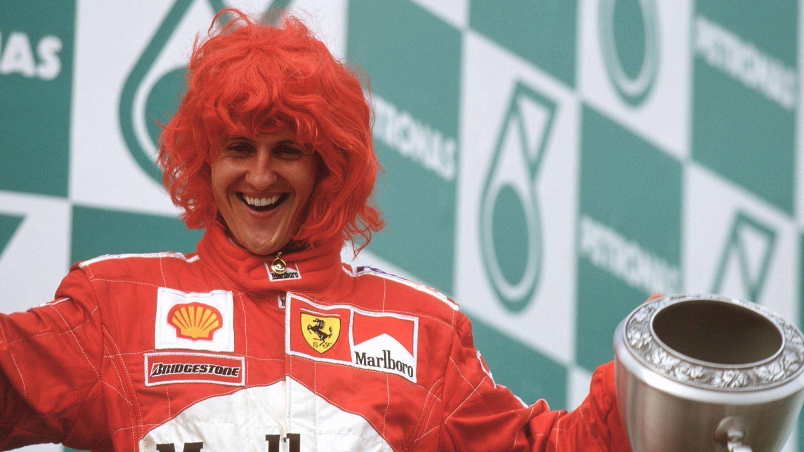 
                <strong>Michael Schumacher feiert ersten WM-Titel mit Ferrari</strong><br>
                In seiner fünften Saison bei Ferrari krönt sich Michael Schumacher wieder zum Weltmeister. Es ist sein dritter WM-Titel, aber der erste mit Ferrari, den er mit einer roten Perücke feiert. Ganz Deutschland und Italien bejubeln Schumi.
              