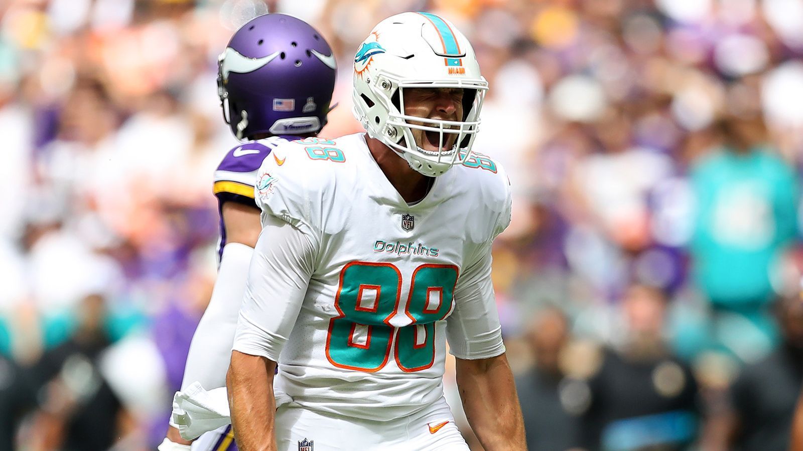 
                <strong>Mike Gesicki (TE, Miami Dolphins)</strong><br>
                Anders sieht es bei Tight End Mike Gesicki aus, der auch in der diesjährigen Spielzeit immer wieder seine Qualitäten unter Beweis stellt. Der 27-Jährige kommt bisher auf 170 Yards und drei Touchdowns, passt allerdings nicht wirklich in das Scheme des neuen Head Coaches Mike McDaniel. Gesicki zeichnet sich durch starke Receiving-Fähigkeiten aus, hat aber Probleme im Blocken und ist kein klassischer Tight End, viel mehr ein groß gewachsener Slot-Receiver. Die "Fins" können sich den Luxus erlauben, ihn zu halten, da er einen sportlichen Mehrwert hat. Aber sie könnten auch ein paar Picks für den kommenden Draft sammeln. 
              