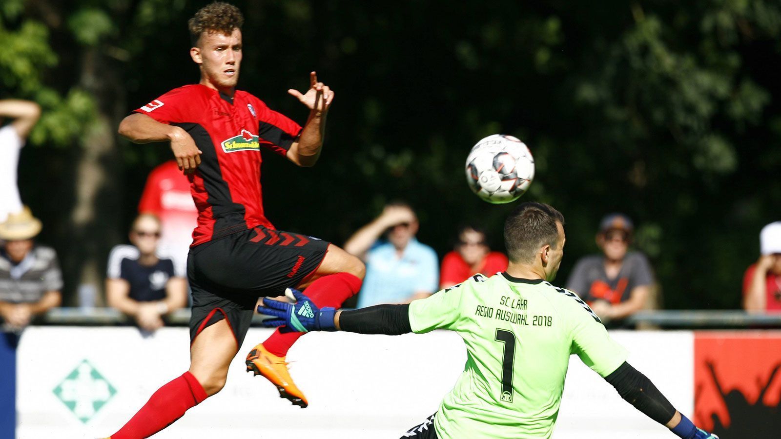 
                <strong>Platz 17: SC Freiburg</strong><br>
                Mit Freiburg als Absteiger rechnen vielleicht nicht viele. Aber die Breisgauer müssen den bitteren Gang in die zweite Liga antreten. Schon vergangenes Jahr gelang der Klassenerhalt nur knapp. Dafür reicht es 2019 nicht mehr, was nicht unbedingt an den Freiburgern liegt, sondern daran, dass andere Teams einfach stärker sind.
              