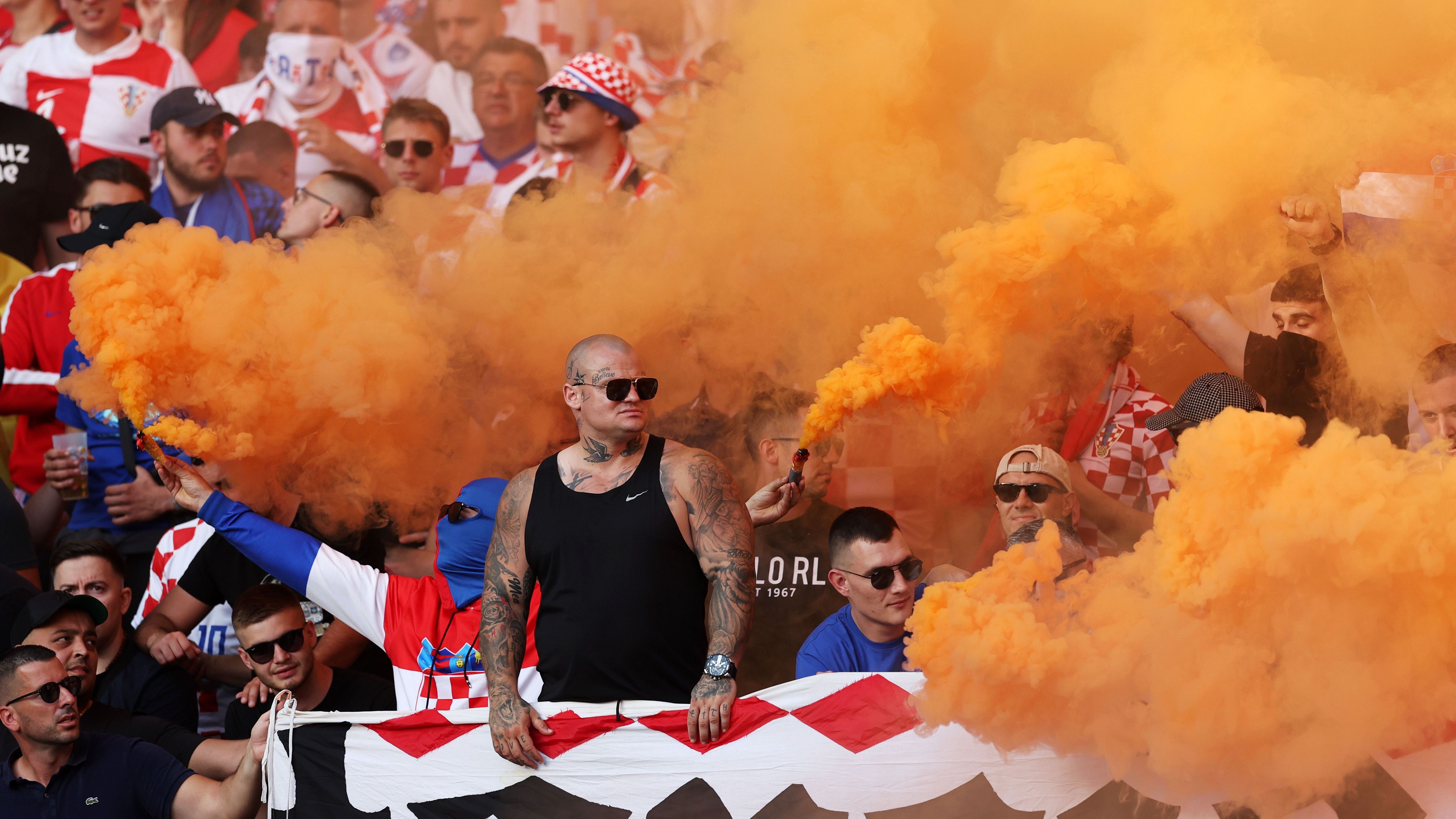 <strong>Der zweite EM-Tag in Bildern</strong><br>Im Stadion sorgten die Anhänger der Kroaten dann für eine Pyro-Show auf den Rängen ...