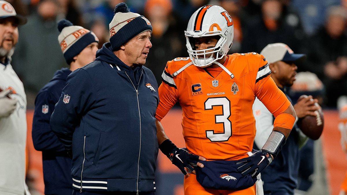 NFL, American Football Herren, USA New England Patriots at Denver Broncos Dec 24, 2023; Denver, Colorado, USA; Denver Broncos head coach Sean Payton talks with quarterback Russell Wilson (3) before...