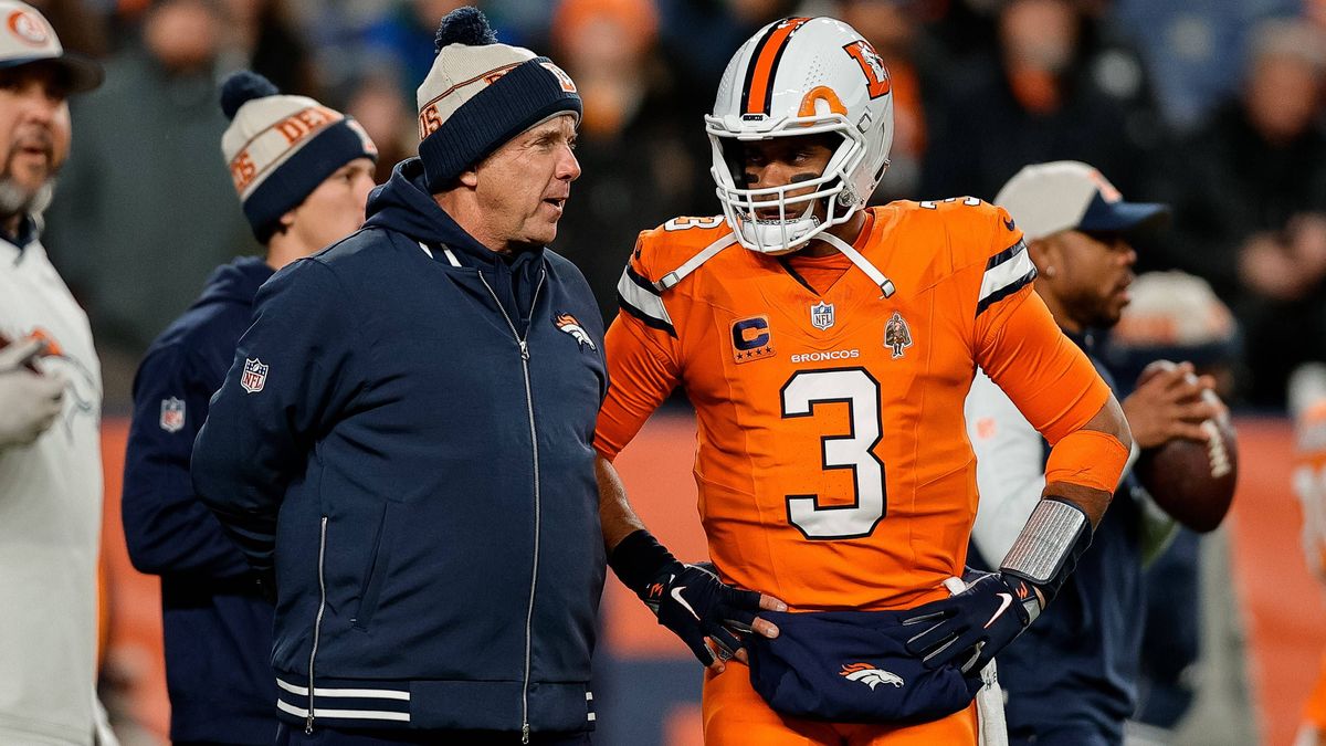 NFL, American Football Herren, USA New England Patriots at Denver Broncos Dec 24, 2023; Denver, Colorado, USA; Denver Broncos head coach Sean Payton talks with quarterback Russell Wilson (3) before...
