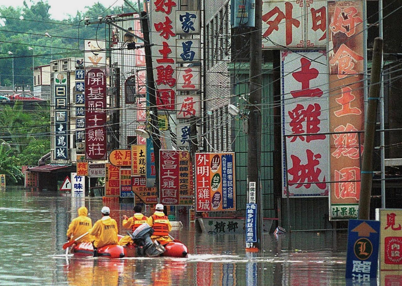 Taifun Bilis kostete im August 2000 trotz seiner Stärke nur 11 Taiwanesen das Leben - auch weil die Evakuierung - wie auf dem Bild zu sehen - gut funktionierte. Anders bei Taifun Nina, der 1975 allein in China 500.000 Menschen getötet hat.