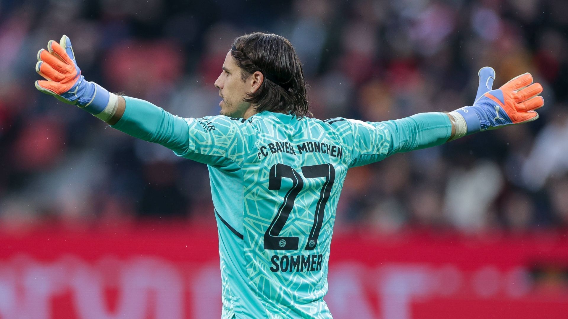 
                <strong>Yann Sommer</strong><br>
                Zunächst ein starkes Spiel des Schweizers, ist jedes Mal zur Stelle, wenn die Leverkusener gefährlich werden, entschärft die Bayer-Chancen souverän. Ist dann bei beiden Foulelfmetern machtlos. ran-Note: 3
              