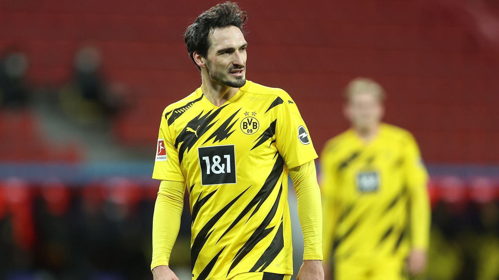 
                <strong>Abwehr: Mats Hummels (Borussia Dortmund)</strong><br>
                Der Weltmeister Mats Hummels stabilisierte die zwischenzeitlich etwas wackelige BVB-Abwehr gegen Saisonende wieder und war damit maßgeblich für die letztendliche Champions-League-Qualifikation sowie den DFB-Pokalsieg der Dortmunder. Mit fünf Bundesliga-Saisontoren stand der 1,91-Meter-Hüne auch offensiv seinen Mann. Als Belohnung für seine stabilen Leistungen feiert Hummels sein Comeback im Nationalteam, steht im EM-Kader von Bundestrainer Löw. 
              