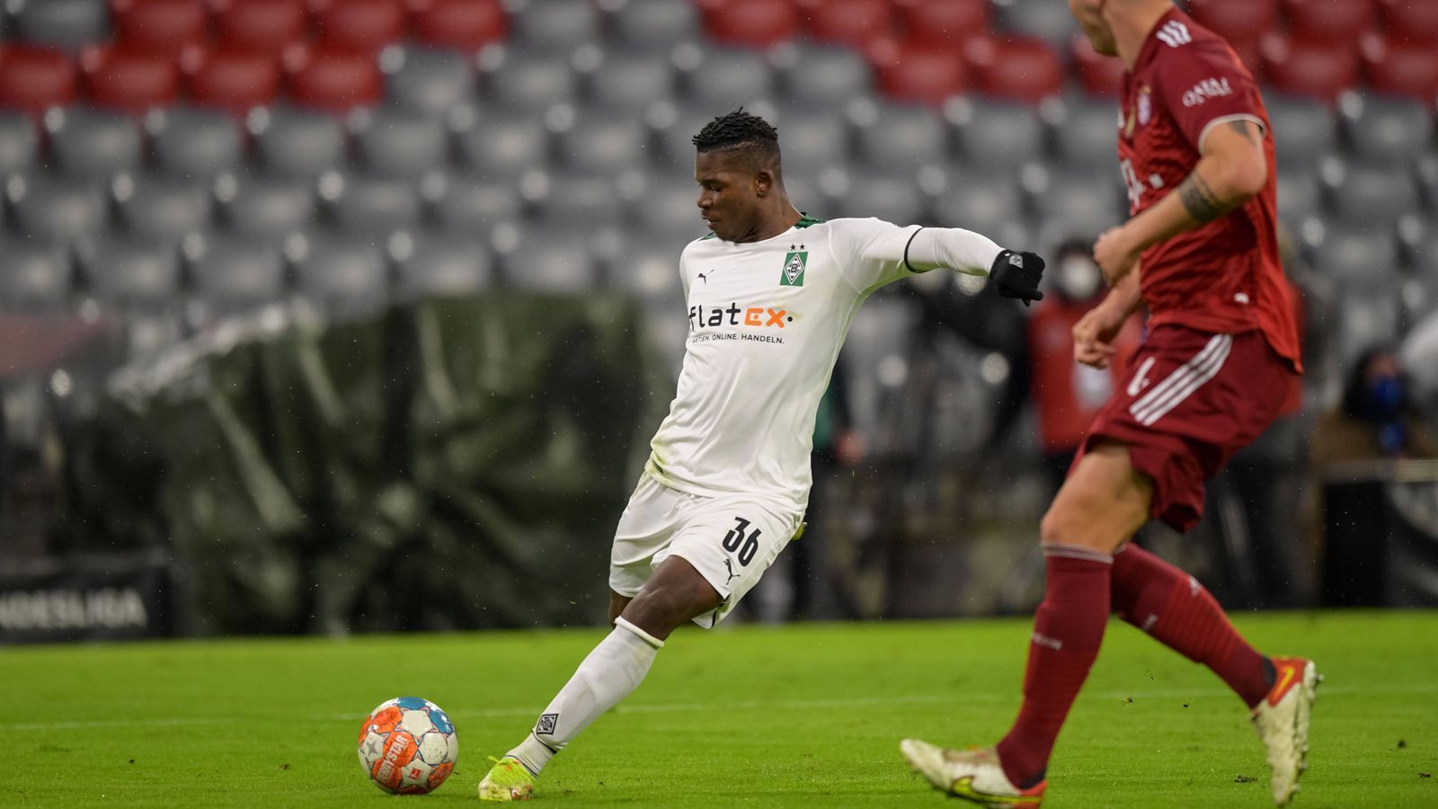 
                <strong>Breel Embolo</strong><br>
                Das Schweizer Kraftpaket muss sich als einzige Spitze der Gladbacher gegen die Münchner Defensive behaupten – und das macht er größtenteils sehr ordentlich. Lässt sich immer wieder ins Mittelfeld fallen, holt sich dort die Bälle und kurbelt so die Offensivaktionen der Borussia mit an. Hat kurz vor der Pause die große Chance zum 3:1, doch Bayern-Keeper Sven Ulreich ist mit einer starken Reaktion zur Stelle.ran-Note: 3
              