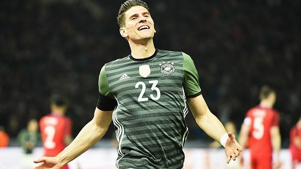 
                <strong>Platz 5: Mario Gomez</strong><br>
                Platz 5: Mario Gomez. Nanu - Mario Gomez unter den Top Fünf? Das Marktforschungsinstitut "Repucom" erklärt das mit seiner aktuell starken Leistung und seinem Modebewusstsein, das ihn für Sponsoren interessant macht.
              