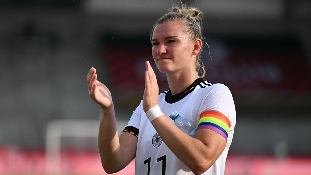 Fußballerin Alexandra Popp mit Kapitänsbinde in Regenbogenfarben.